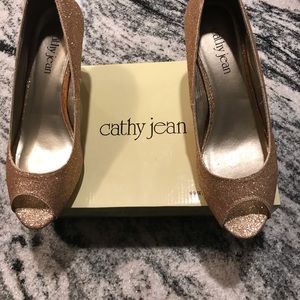 Cathy Jean Gold Open toe shoes size 9